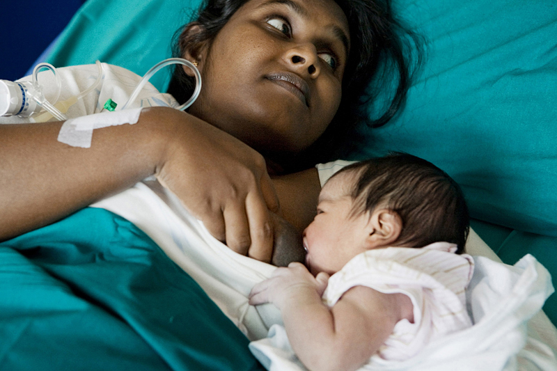 Milano Ospedale San Paolo, 22 agosto 2008. Tasmi, mamma srilankese, al primo allattamento della secondogenita appena nata. © Isabella De Maddalena, 2010, Milano, Nome: Mohamed. Nazionalità: Italiana.